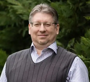 Ilyes-Mihaly-parkapcsolati-szakerto